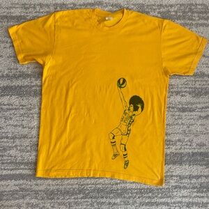 Men’s Yellow Basketball shooting Graphic Tee